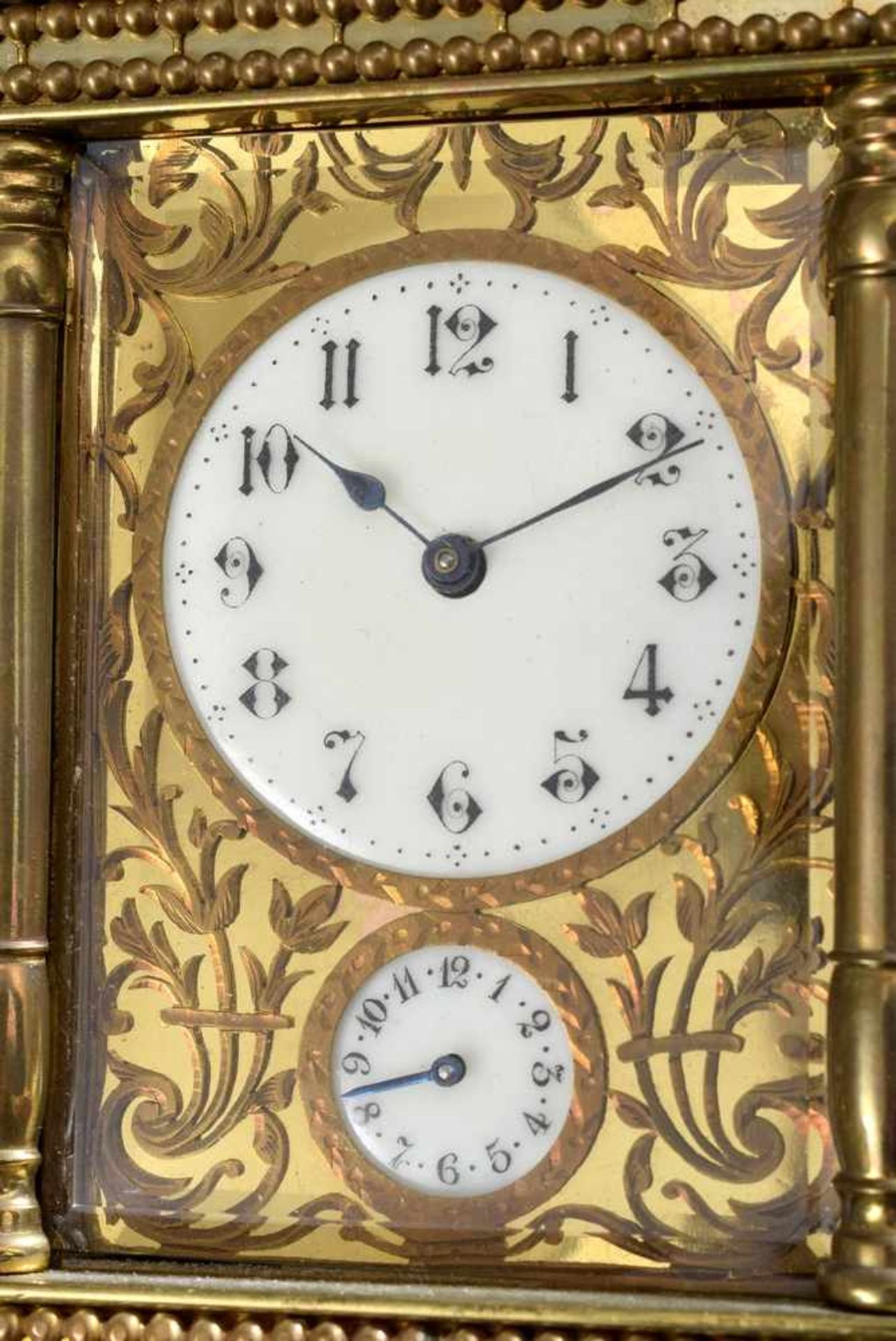 Pariser Reiseuhr in Messing Gehäuse mit ornamental gesägter Werkabdeckung, Schlüssel vorhanden, - Image 5 of 6