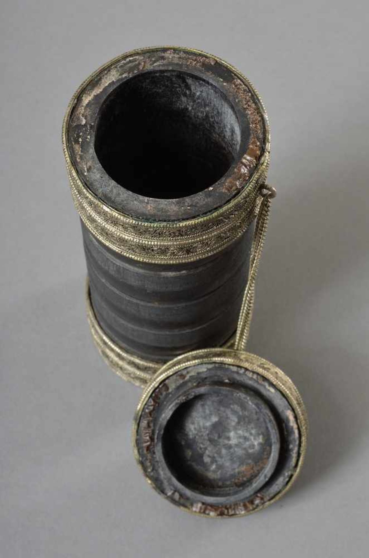 Teedose mit filigraner Metallverzierung auf gerilltem Holzkorpus, Lhasa 20.Jh., H. 20cm, Ø 6cm - Bild 2 aus 4