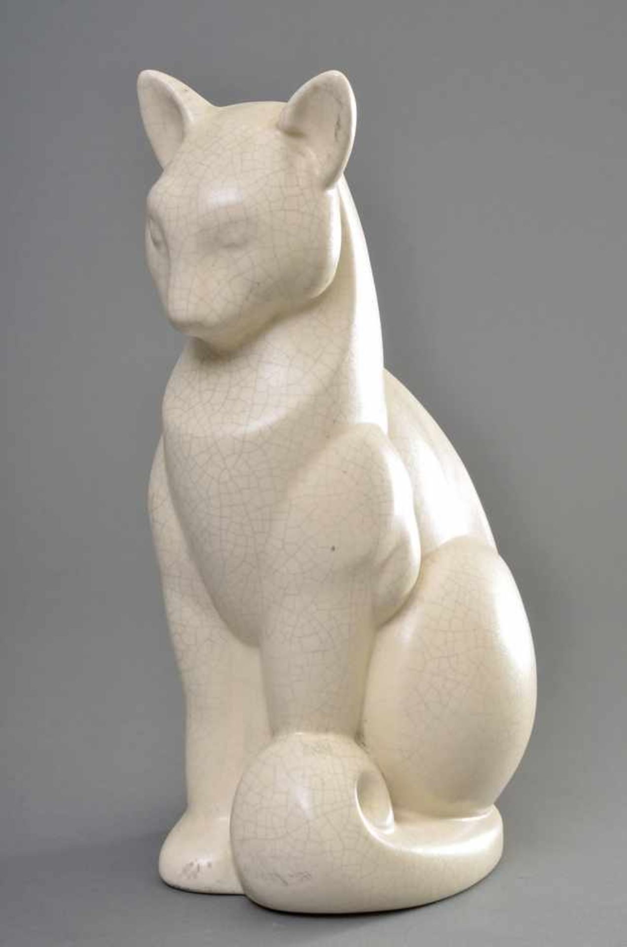 Art Deco Keramik Figur "Sitzende Katze", helle, matte Glasur mit feinem Craquelé, H. 28,5cm