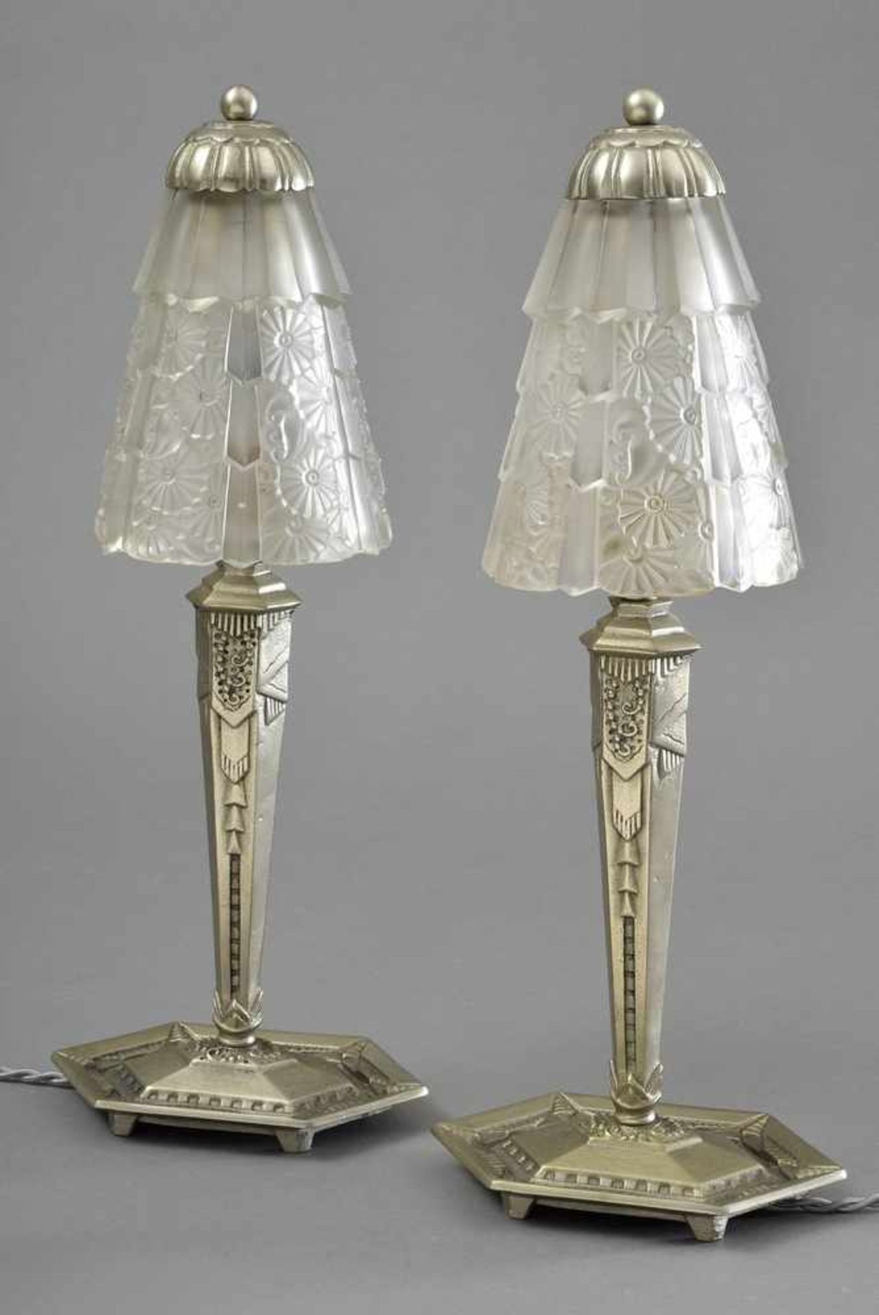 Paar Art Deco Lämpchen mit Pressglas Schirmen und Guss-Alu Fuß, H. 39cm, minimal best.