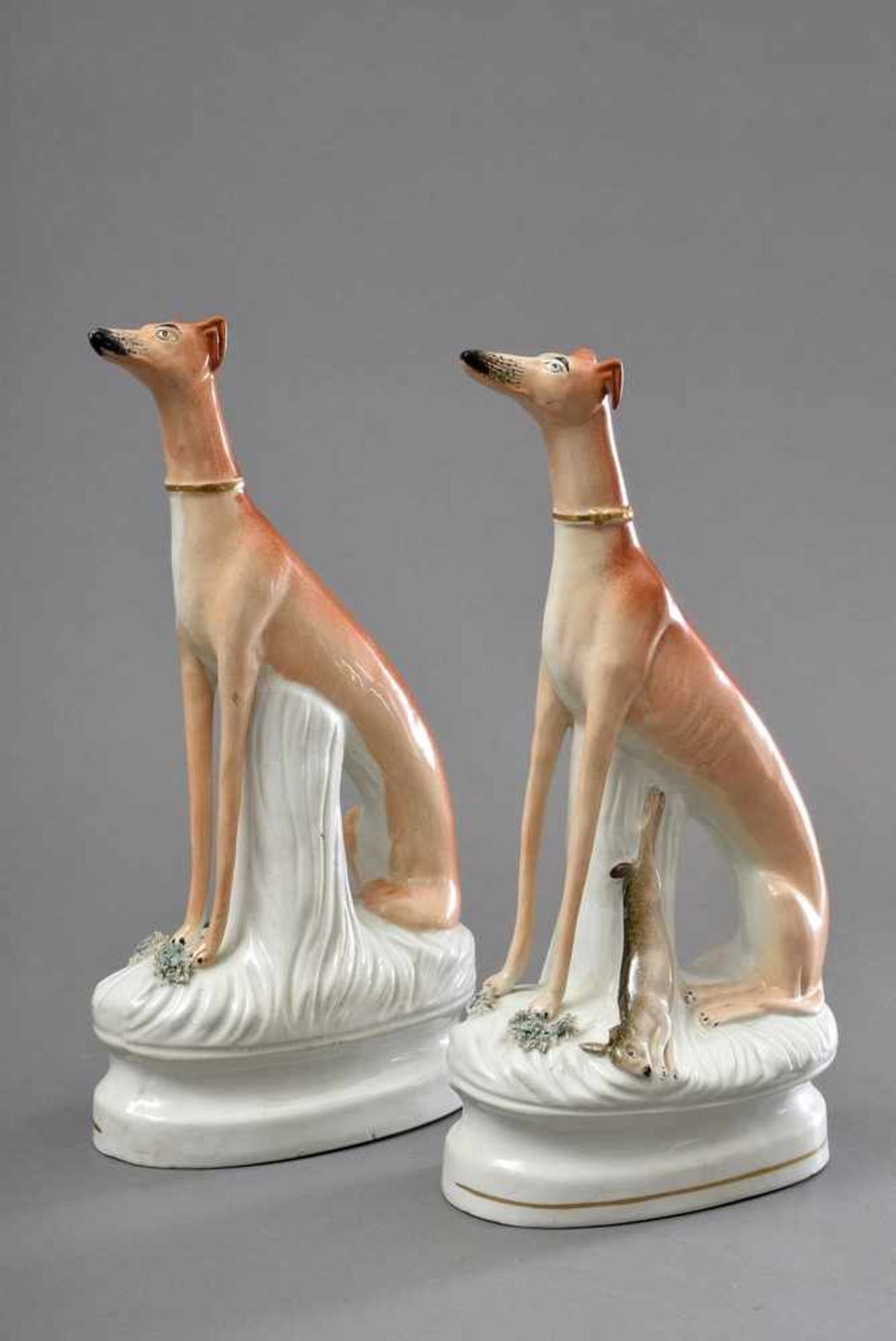 Paar Staffordshire Figuren "Windhunde mit erlegtem Hasen" auf ovalem Sockel, Keramik, H. 32cm,