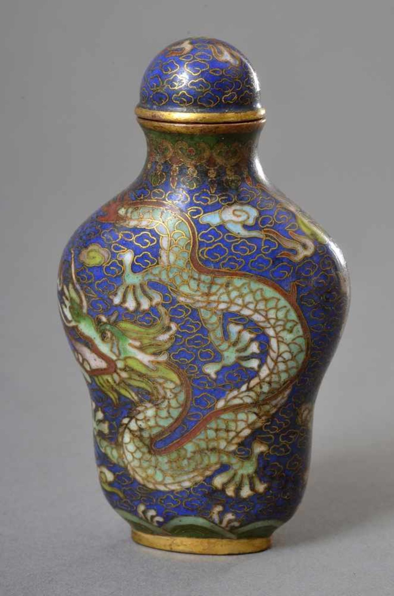 Vasenförmige Cloisonné Schnupftabakflasche "Zwei Drachen mit fünf Klauen" auf blauem Fond, - Bild 2 aus 3