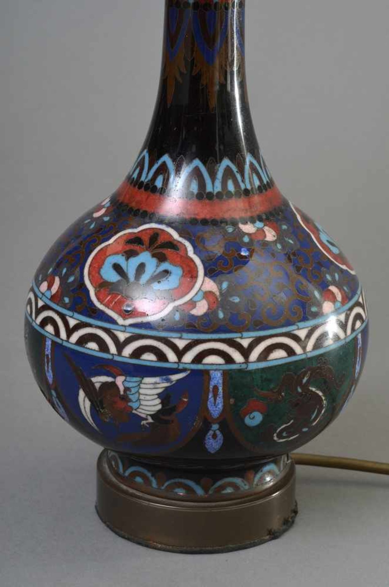 Bauchige Cloisonné Vase mit ornamentalem Dekor "Phönix und Drache", China Anfang 20.Jh., als Lampe - Bild 2 aus 4
