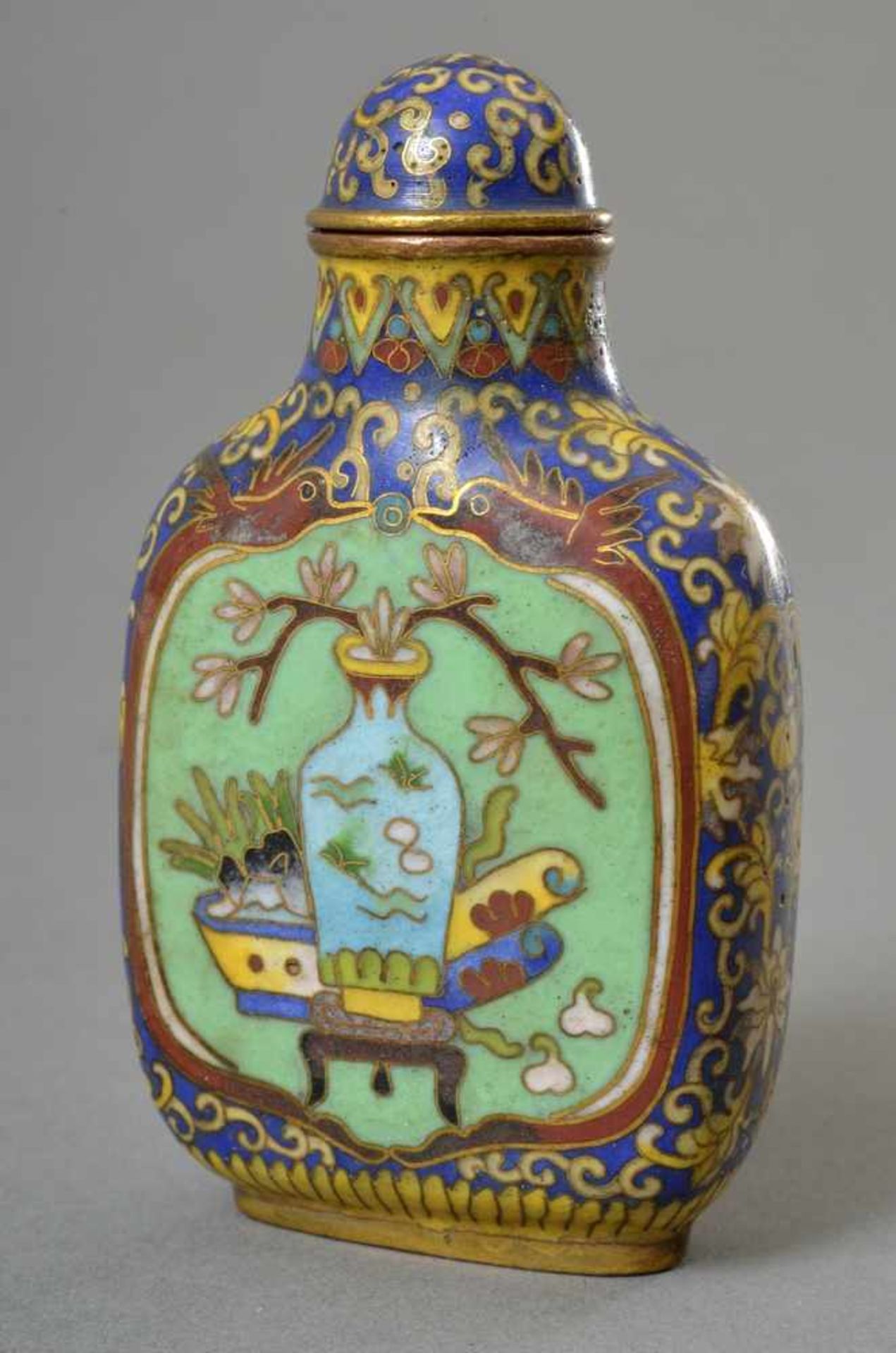 Rechteckige Cloisonné Schnupftabakflasche "Vasen und Gefäßen mit Blumen" auf blau/grünem Fond, - Bild 2 aus 3