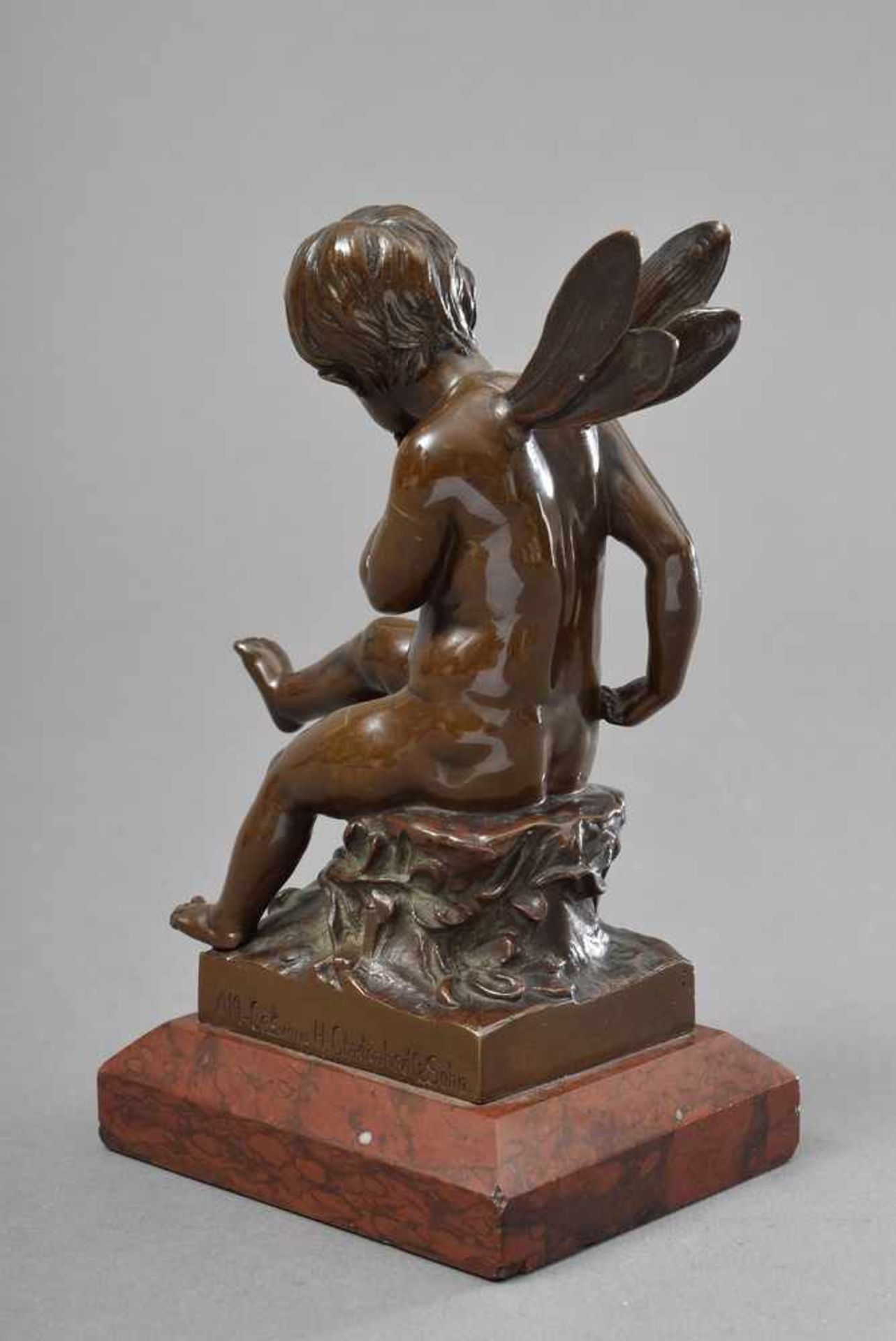 Kleine Bronze "Sitzende Amourette mit Insektenflügeln" auf rotem Steinsockel, Gießereisignet "H. - Bild 2 aus 4
