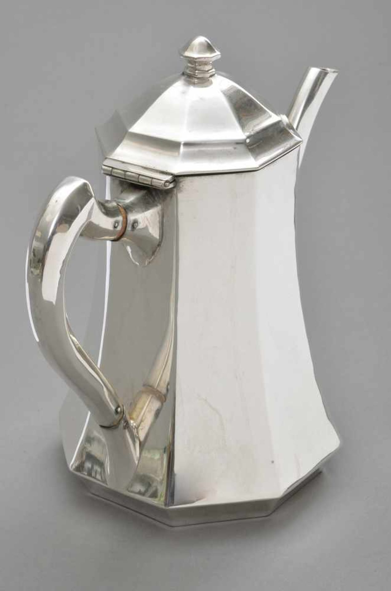 Oktogonale Kaffeekanne mit facettierter Wandung, Silber 800, 407g, Italien, H. 19cm - Image 2 of 2