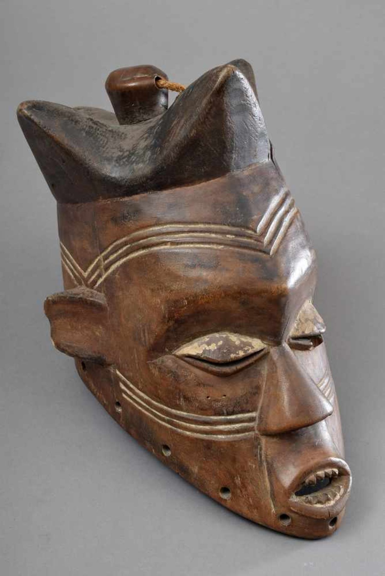 Baule Helm Maske, Holz geschnitzt, partiell weiß bemalt, H. 37cm