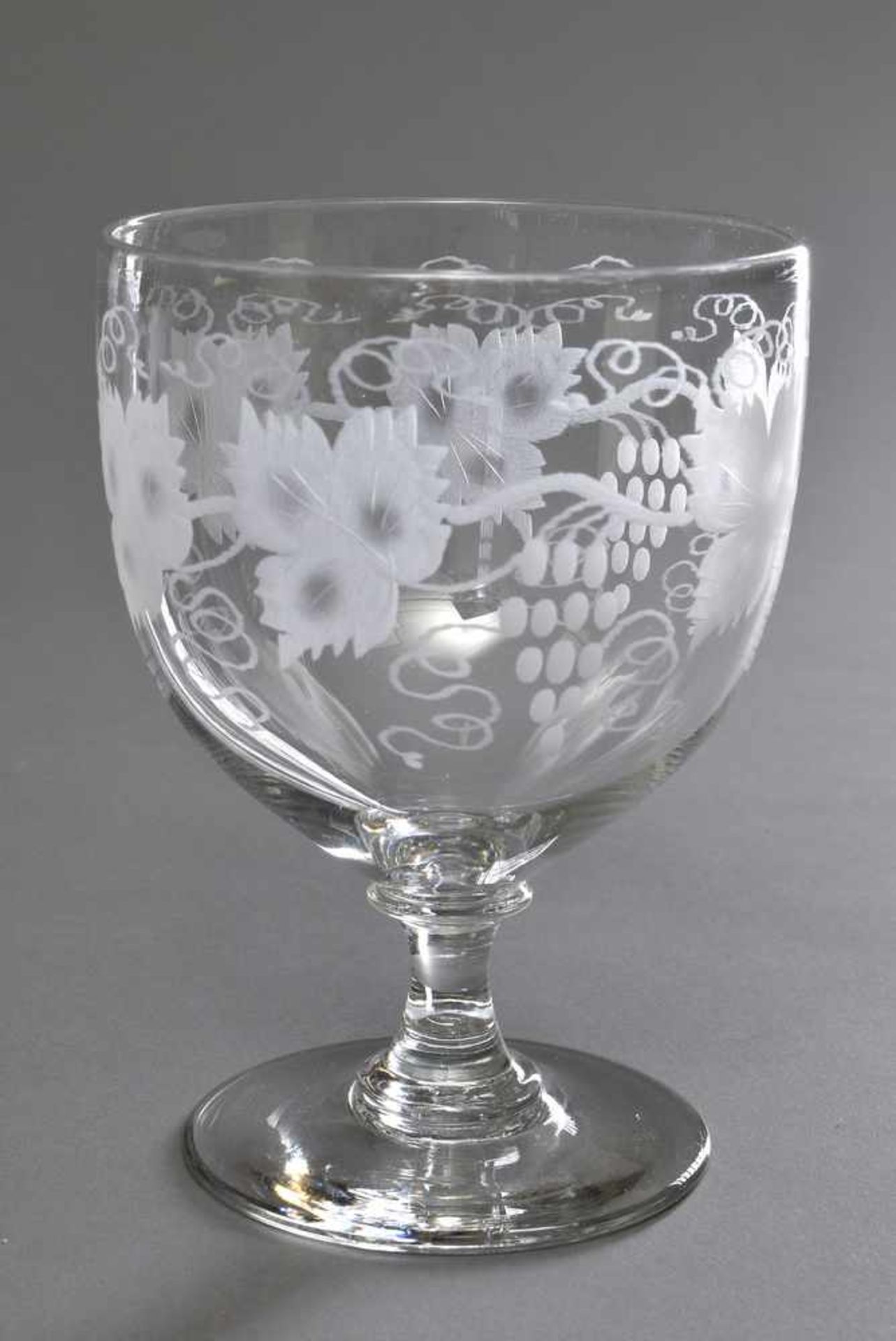 11 große Gläser "Weinlaubdekor" nach altem Vorbild, 20.Jh., H. 14,5cm, 1 Glas am Standring gechipt - Image 3 of 3