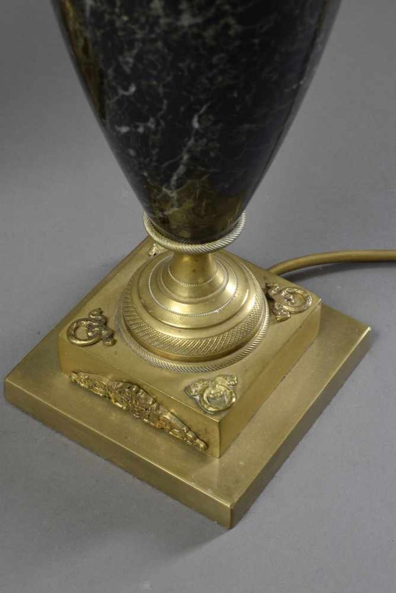 Paar Vasenlampen im Empire Stil mit Bronzemontierung, schwarzer Marmor, H. 69cm Pair of vase lamps - Image 5 of 5