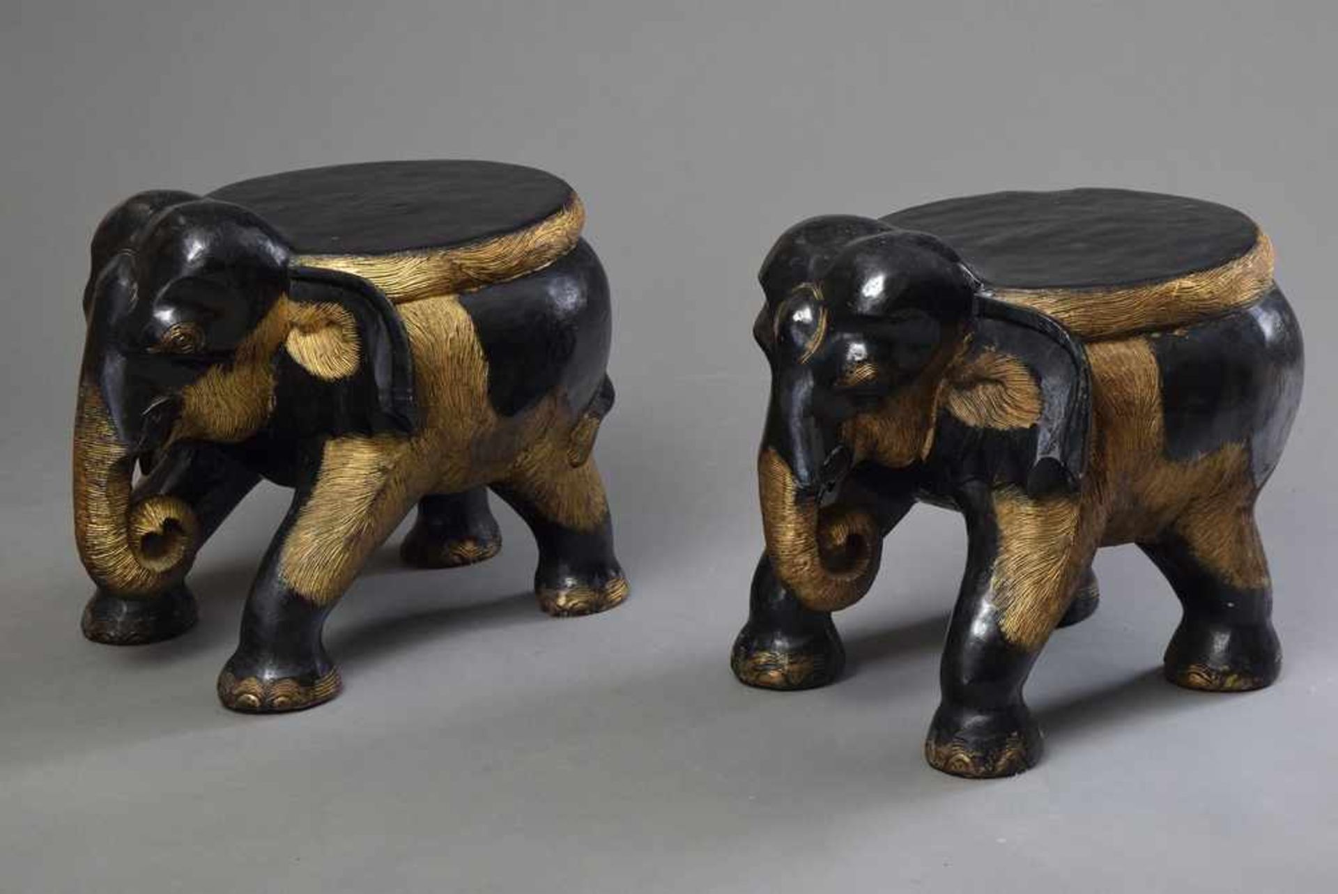 Paar asiatische "Elefanten" Sitzhocker, schwarz/gold gefasst, H. 45cm, Ø 40cm Pair of Asian ''