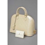 Louis Vuitton "Alma PM" Tasche, Monogram Vernis blanc coraille, Nr. MB 1103, 24x31x15cm, leichte