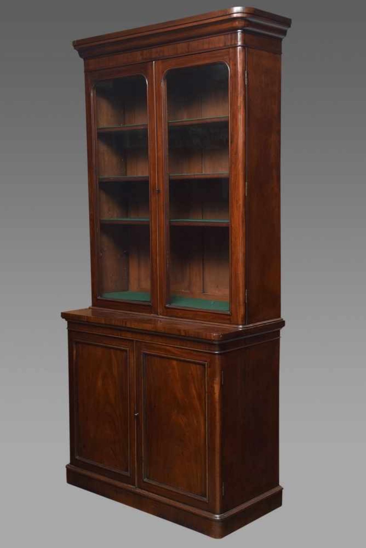 Englisches Bookcase mit Vitrinenaufsatz in schlichter Façon, Mahagoni furniert, um 1870,