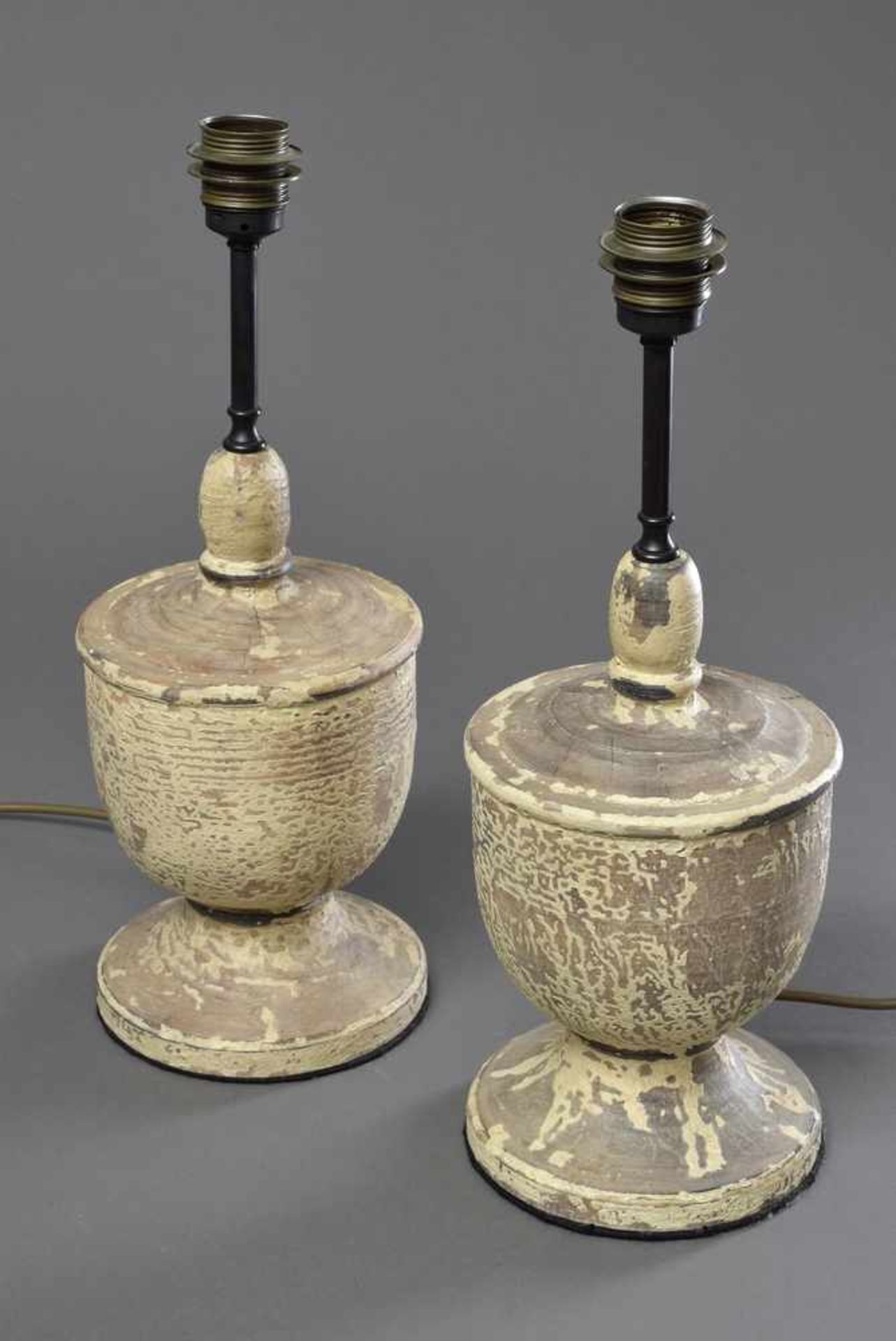Paar moderne Holz "Vasen" Lampen mit Resten farbiger Fassung und dunklen Schirmen, H. 58,5cm Pair of - Image 2 of 2