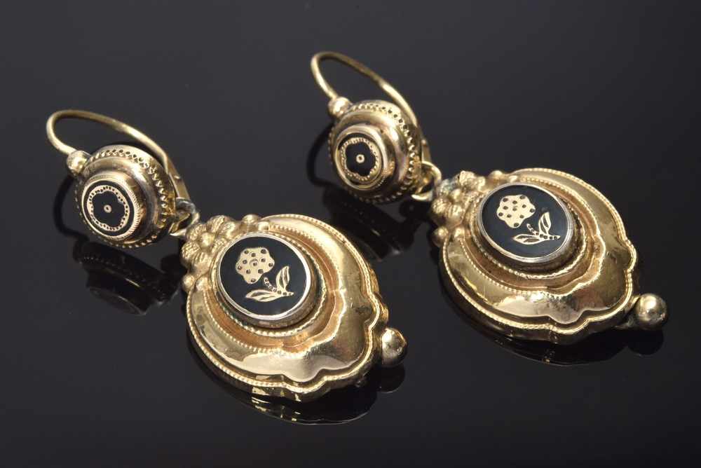 Paar Spätbiedermeier Schwemmgold Ohrgehänge mit schwarzem Emaille, 4,3g, L. 4cm Pair of late