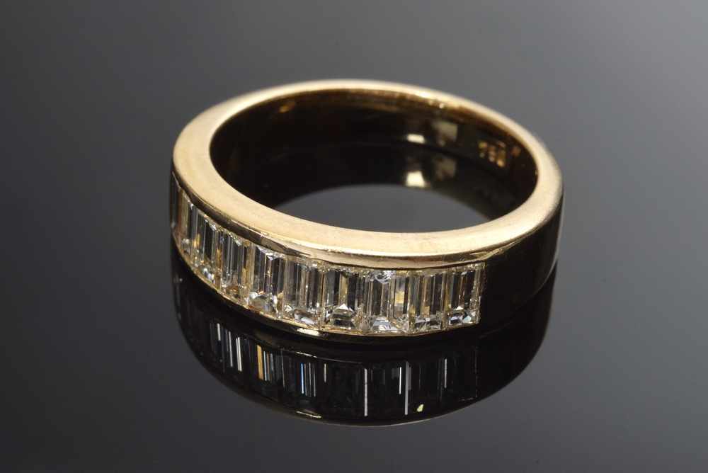 GG 750 Ring mit Brillant Baguettes (zus. ca. 2,20ct), 7g, Gr. 58 GG 750 ring with brilliant - Image 2 of 2