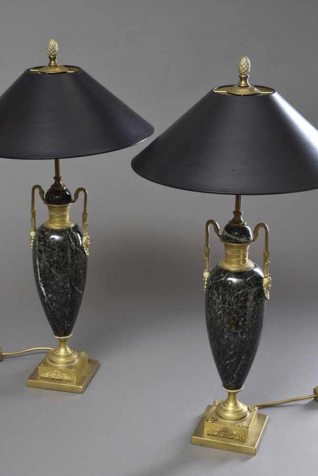 Paar Vasenlampen im Empire Stil mit Bronzemontierung, schwarzer Marmor, H. 69cm Pair of vase lamps