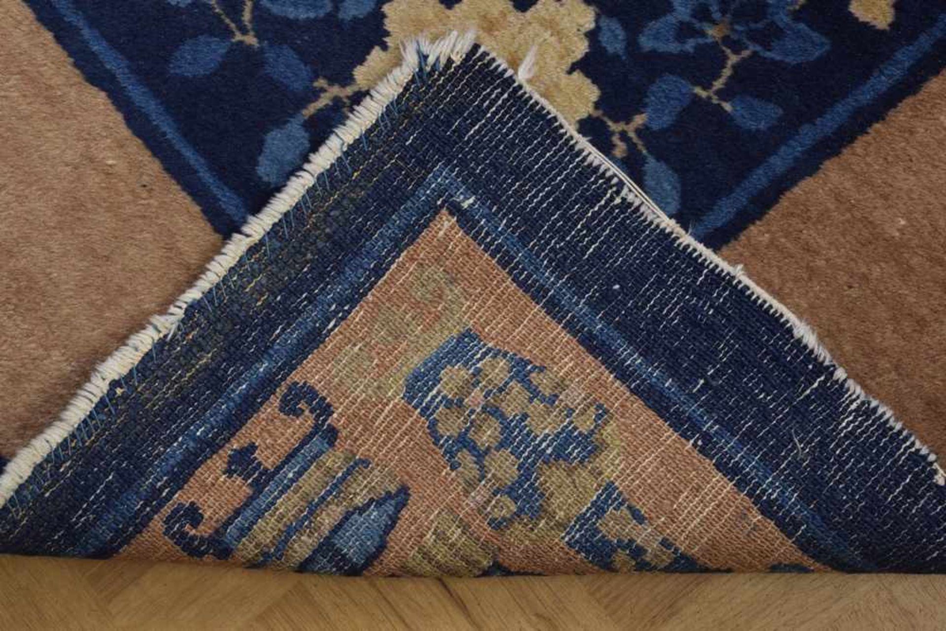 Peking Teppich mit floraler Musterung auf blauem Fond und brauner Bordüre, China um 1900/1950, - Bild 3 aus 4