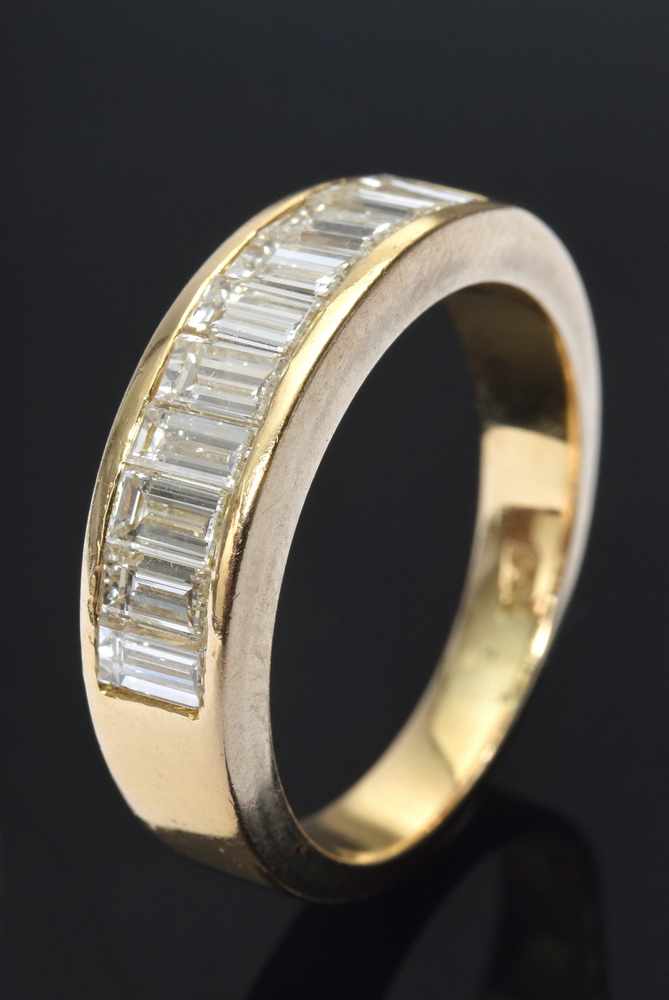 GG 750 Ring mit Brillant Baguettes (zus. ca. 2,20ct), 7g, Gr. 58 GG 750 ring with brilliant