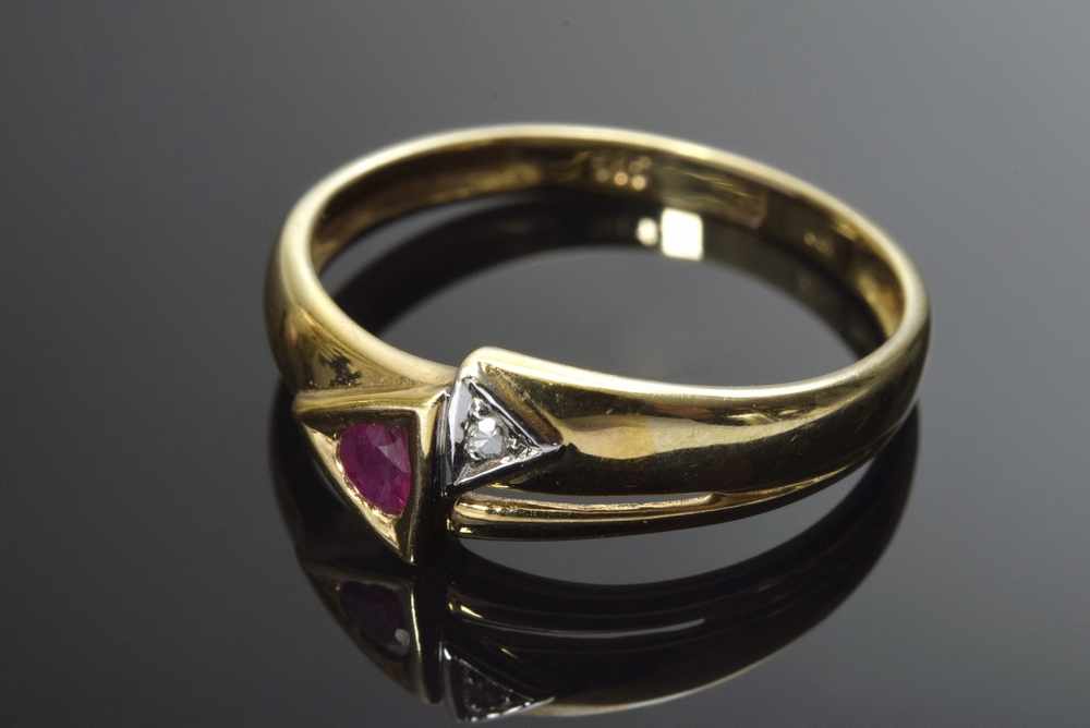 GG 585 Ring mit Rubin und Brillant in dreieckiger Fassung, 1,7g, Gr. 56 GG 585 Ring with ruby and - Image 2 of 2