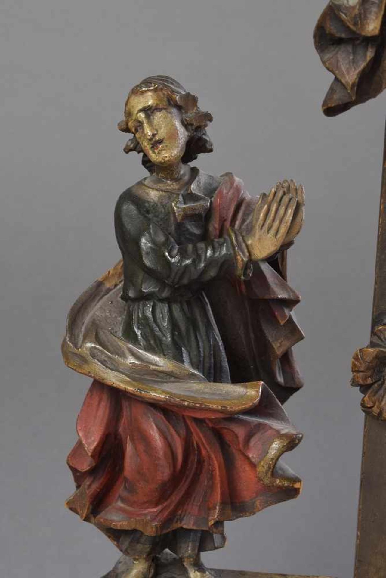 Alpenländische Sakralskulptur "Kreuzigungsgruppe", Holz, geschnitzt und farbig gefasst, dazu eine - Image 4 of 6