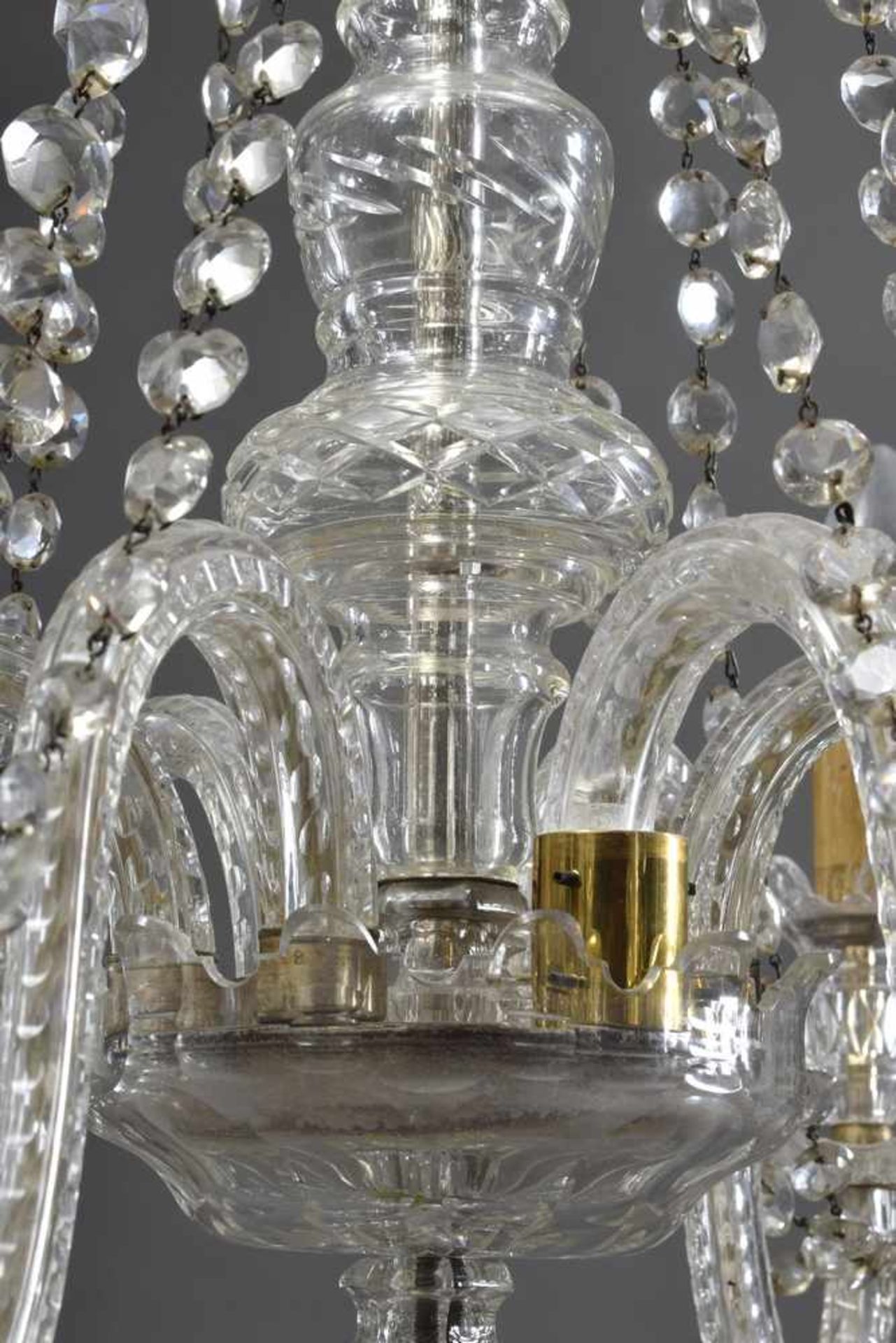 Englischer Prismenleuchter, 6flammig, 19.Jh., H. ca. 80cm, 1 Arm rest. English prism chandelier, - Image 4 of 4