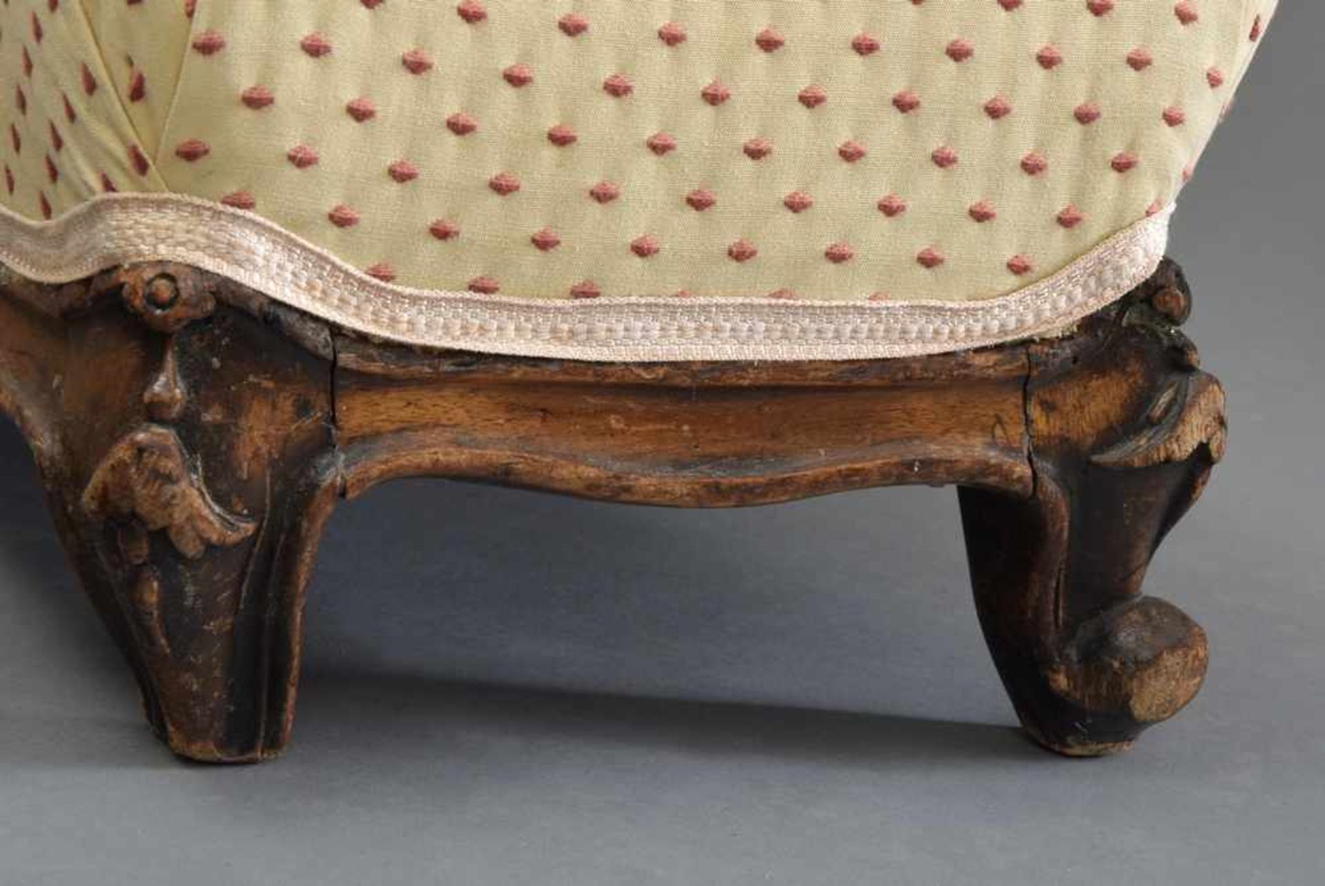 Barocke Fußbank, Nussbaum mit gelb-rotem Bezug, 19x105x27cm, Beine gekürzt Baroque footstool, walnut - Bild 2 aus 2