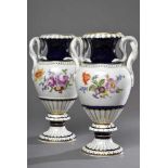 Paar Meissen Schlangenhenkel Vasen mit Blumenbouquet, PM: E153, nach 1950, H. 28cm Pair of Meissen