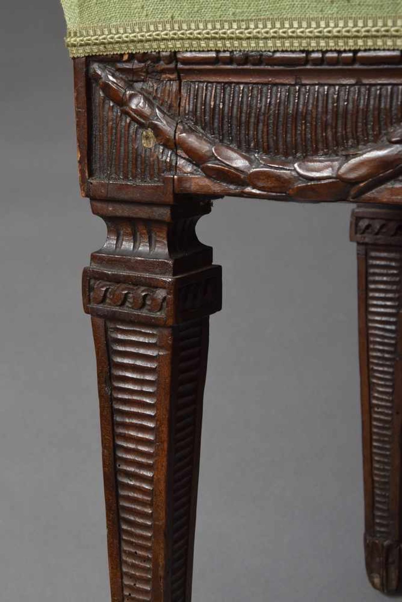 Louis XVI Stuhl mit beschnitzter Lehne, Pflaumenholz, H. 47/86cm, alter Wurmfraß Louis XVI chair - Bild 3 aus 4