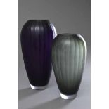 2 Diverse Glas Vasen in violett und grau mit Streifen Schliff, 20.Jh., H. 25/30cm 2 various glass