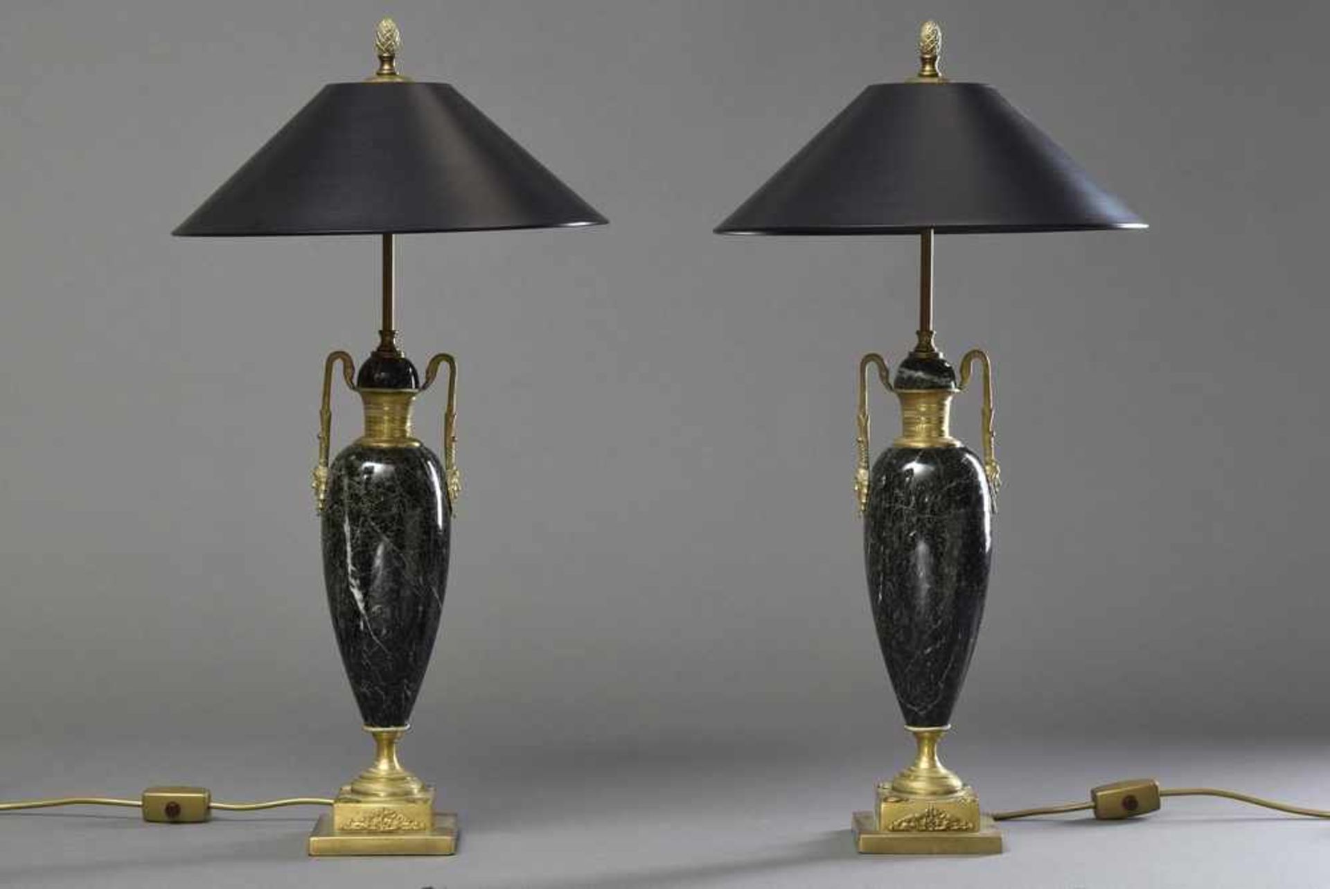 Paar Vasenlampen im Empire Stil mit Bronzemontierung, schwarzer Marmor, H. 69cm Pair of vase lamps - Image 2 of 5