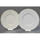 2 Weiße KPM Tellerchen "Pferdeköpfe", "Arkadia", Ø 16cm, 1x kl. Ausschleifung 2 white KPM plates ''