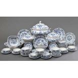 64 Teile Meissen "Zwiebelmuster" Speisegeschirr, nach 1950, bestehend aus: 8 flache Teller (Ø 25cm),