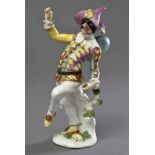 Meissen Figur "Pulcinella" aus der "Commedia dell'Arte" auf geblümtem Astsockel stehend, polychrom