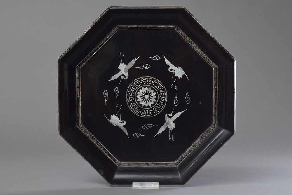 Oktogonales Lacktablett mit Perlmutt Einlagen "Kraniche", 40x40cm, China Anfang 20.Jh., kl. - Image 2 of 3