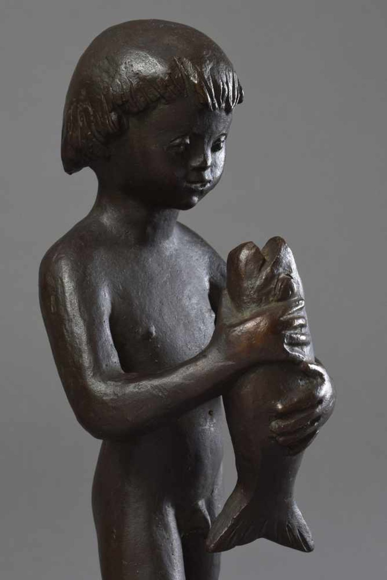 Monogrammist HS "Kind mit Fisch" 1980, Bronze, H. 32cm Monogrammist HS ''Child with Fish'' 1980, - Image 3 of 5