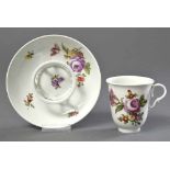 Trembleuse Tasse "Blumendekor", unterglasurblaue Bindenschildmarke sowie bez. "1784 ellott", H. 7,