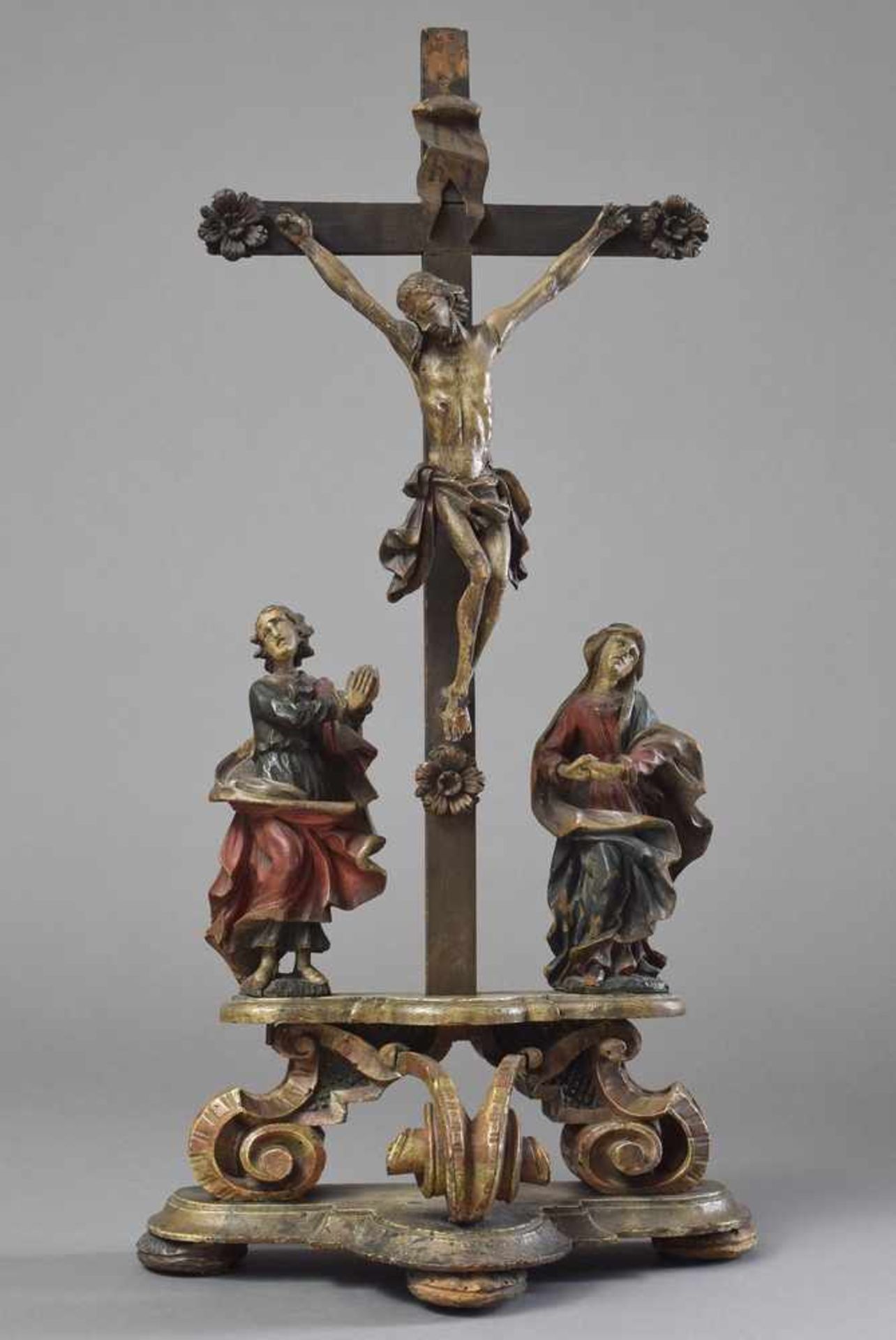 Alpenländische Sakralskulptur "Kreuzigungsgruppe", Holz, geschnitzt und farbig gefasst, dazu eine