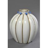 Art Deco Zehscherzer Porzellan Vase mit geripptem Korpus und blauen Kugeln, um 1920/30, H. 11,5cm