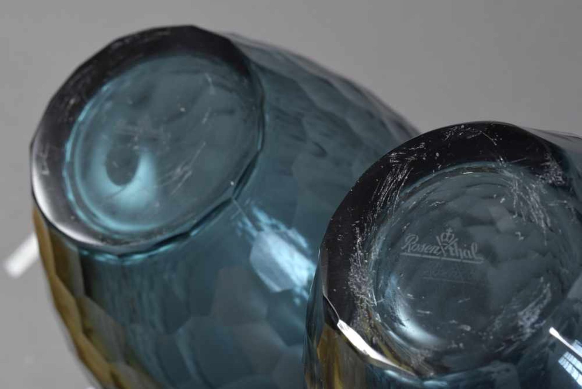 2 Diverse taubenblaue Rosenthal Glas Vasen mit beschliffenem und mattiertem Korpus, 20.Jh., H. 25/ - Image 2 of 2