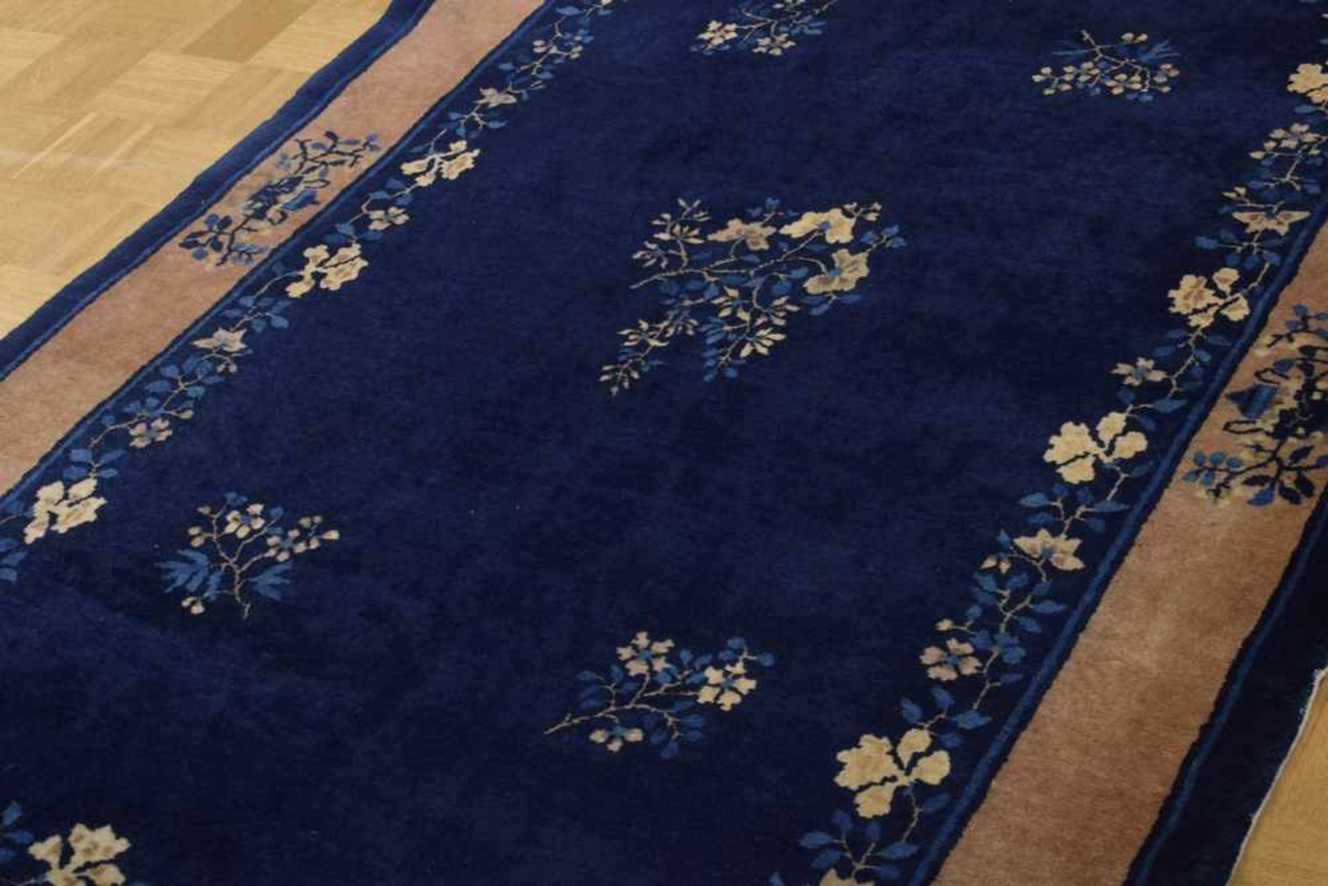 Peking Teppich mit floraler Musterung auf blauem Fond und brauner Bordüre, China um 1900/1950, - Bild 2 aus 4