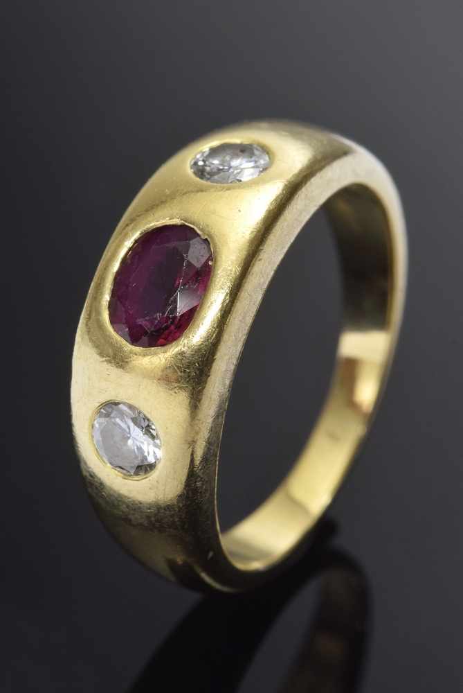 GG 750 Bandring mit Rubin und 2 kleinen Brillanten (zus.ca. 0,20ct), 5g, Gr. 49 GG 750 band ring