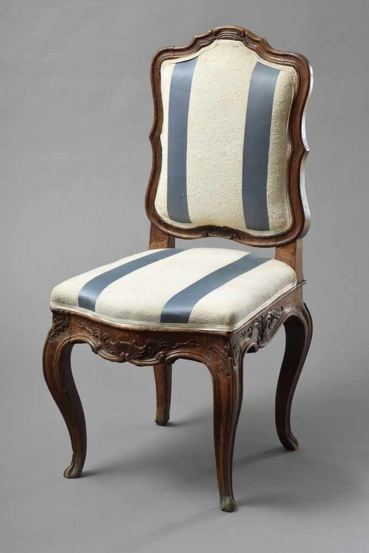 Barocker Stuhl mit geschweiften Beinen sowie Muschel- und Blätterschnitzwerk, blau-weiß