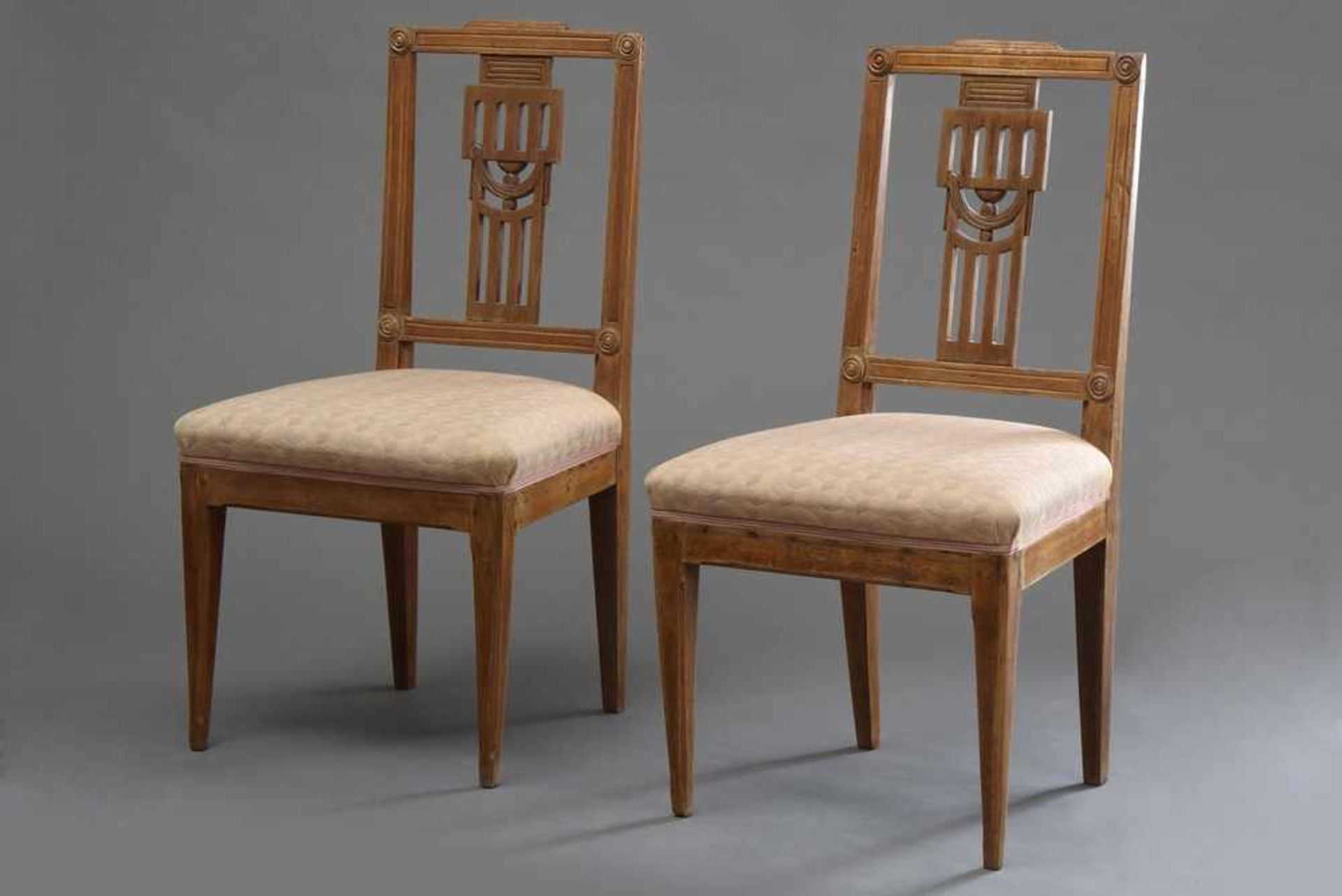2 Klassizistische Stühle mit streng durchbrochenem Rückenbrett in Louis XVI Façon, Obstholz, H. 45/