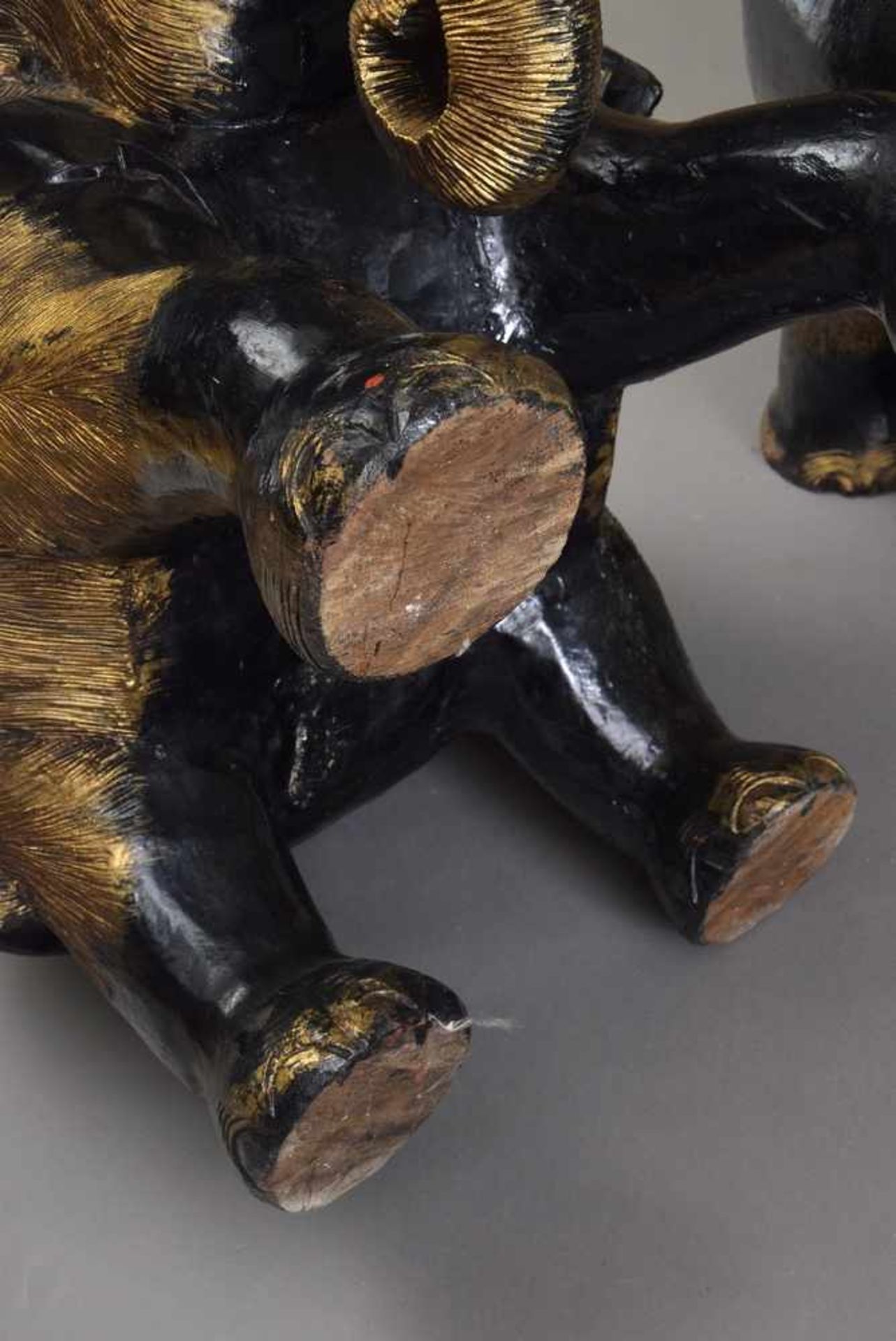 Paar asiatische "Elefanten" Sitzhocker, schwarz/gold gefasst, H. 45cm, Ø 40cm Pair of Asian '' - Bild 4 aus 4