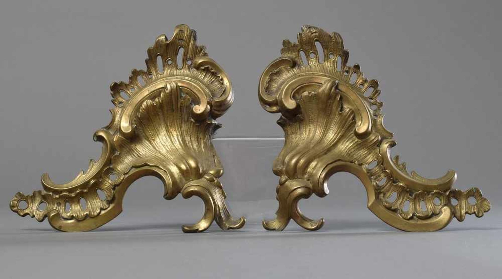 Paar Rocaille Ornamente, Bronze, an moderner Schiene montiert, verso alte Schlobitter Hausinventar