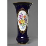 Große Meissen Kratervase "Deutsche Blume" auf kobaltblauem Fond und Golddekor, PM: C102, H. 41,