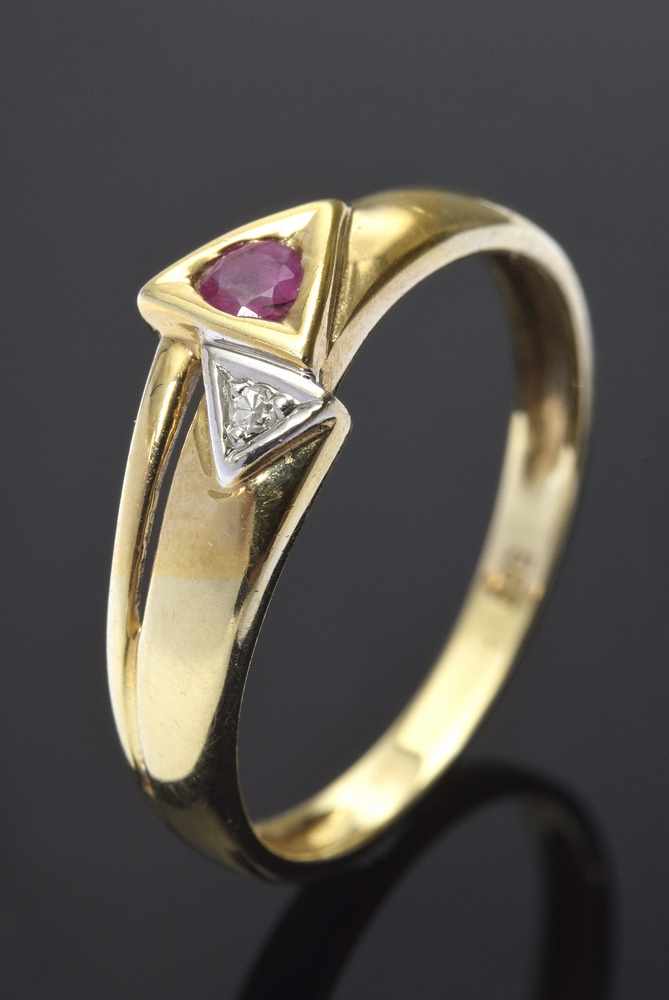 GG 585 Ring mit Rubin und Brillant in dreieckiger Fassung, 1,7g, Gr. 56 GG 585 Ring with ruby and
