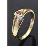 GG 585 Ring mit Rubin und Brillant in dreieckiger Fassung, 1,7g, Gr. 56 GG 585 Ring with ruby and