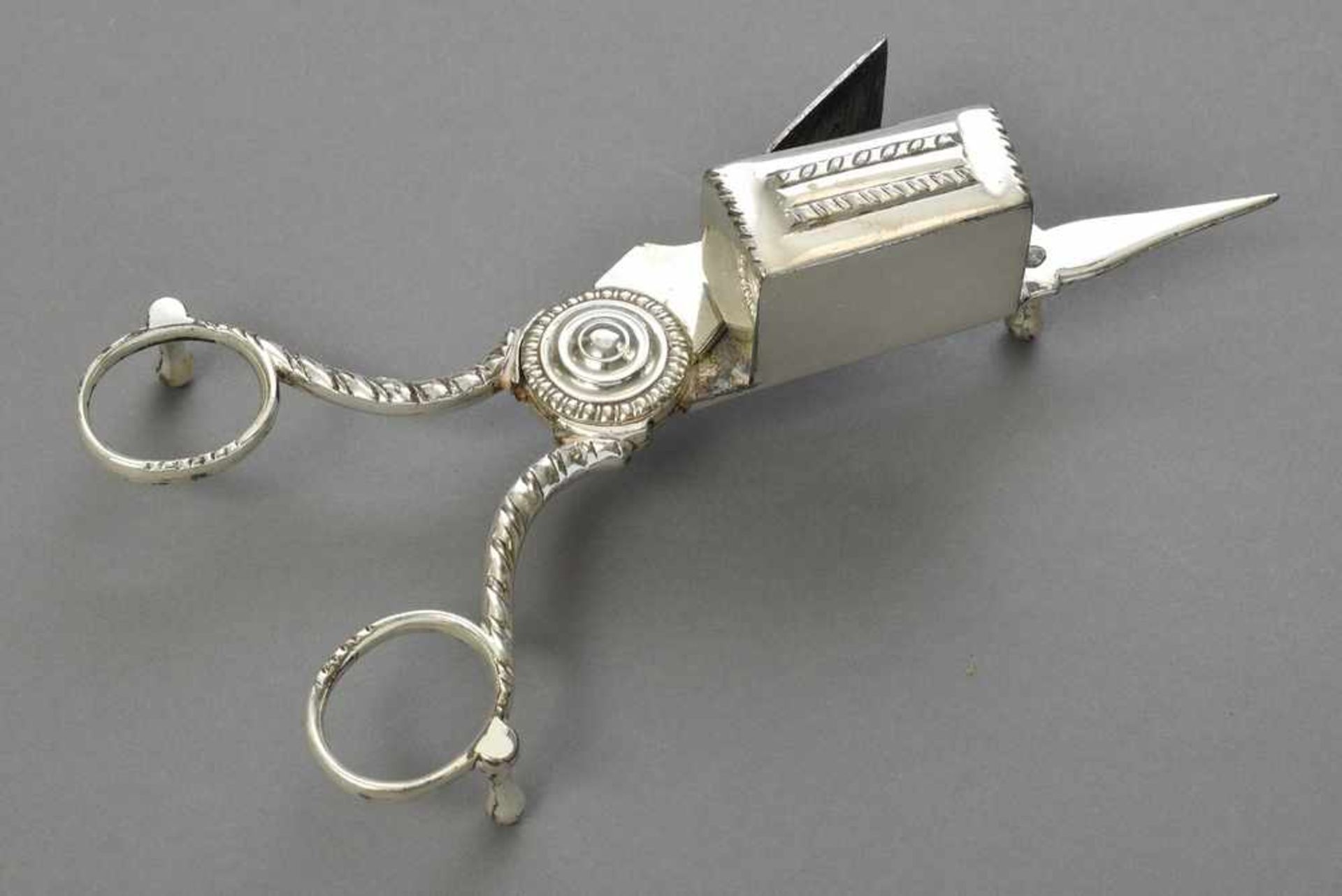 Versilberte Dochtschere mit Rillendekor, um 1800/1820, L. 17cm 2silberte wick scissors with groove - Bild 2 aus 2