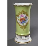 Kleine Meissen Vase auf vier Volutenfüßen mit Blumenkartusche auf grünem Fond, 20.Jh., H. 14,5cm